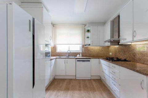 Villa for sale El Masnou, Barcelona, Spain 4 rooms, 400 sq.m. No. 138582 - photo 16