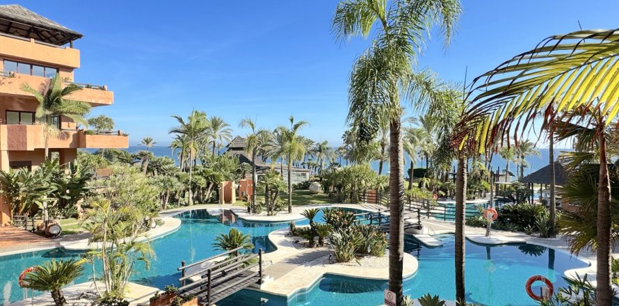 Квартира в Эстепона, Малага, Испания 2 спальни, 210м2 №166132