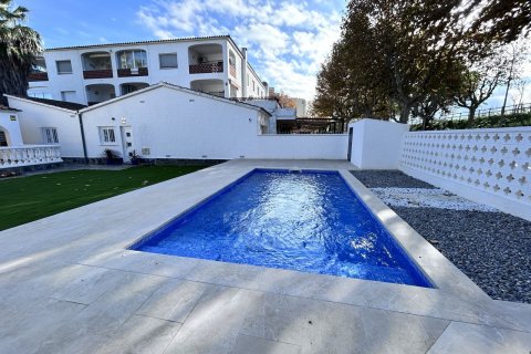 Lägenhet till salu i Empuriabrava, Girona, Spanien 2 rum, 59 kvm. Nr. 143860 - foto 1