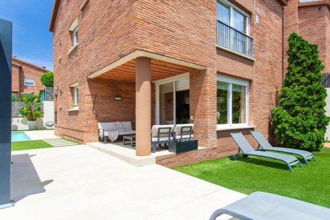 Villa for sale El Masnou, Barcelona, Spain 4 rooms, 400 sq.m. No. 138582 - photo 2