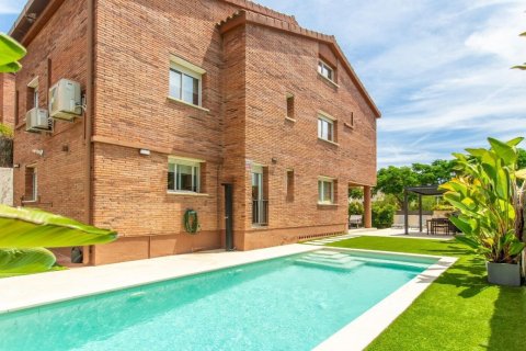 Villa for sale El Masnou, Barcelona, Spain 4 rooms, 400 sq.m. No. 138582 - photo 1