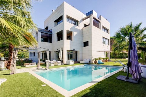 Villa pārdošanā Castelldefels, Barcelona, Spānijā 8 istabas, 945 m2 Nr. 138258 - attēls 1