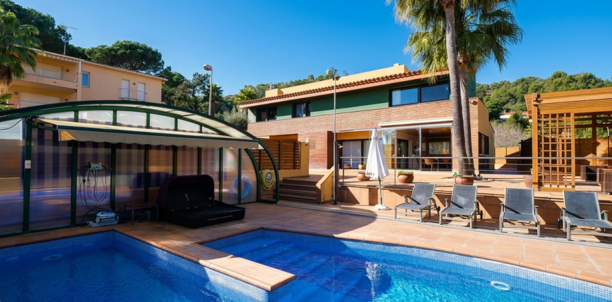 Villa in Blanes, Girona, Spain 4 bedrooms, 330 sq.m. No. 180852