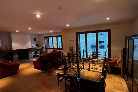 Dom w Girona, Hiszpania 4 sypialnie, 253 mkw. nr 152509 – zdjęcie 11