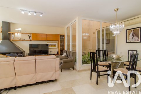 Kaupunkipientalo myytävänä Sitges, Barcelona, Espanja, 5 makuuhuonetta, 201 m2 No. 172789 - kuva 12