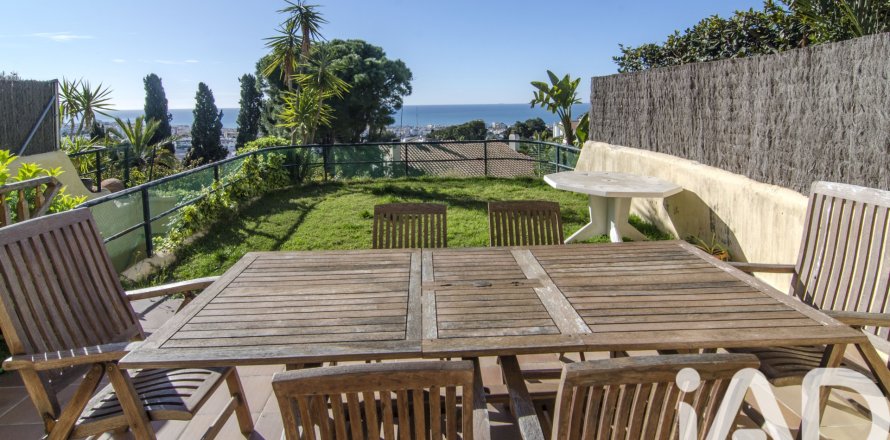 Kaupunkipientalo Sitges, Barcelona, Espanja 5 makuuhuonetta, 201 m2 No. 172789