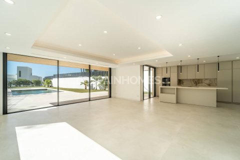 Villa for sale in Benalmadena, Malaga, Spain 5 bedrooms, 367 sq.m. No. 139741 - photo 12