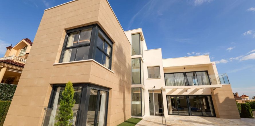 Villa à Torrevieja, Alicante, Espagne 3 chambres, 430 m2 No. 180113