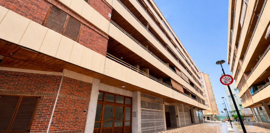 Apartment à Torrevieja, Alicante, Espagne 2 chambres, 90 m2 No. 156075