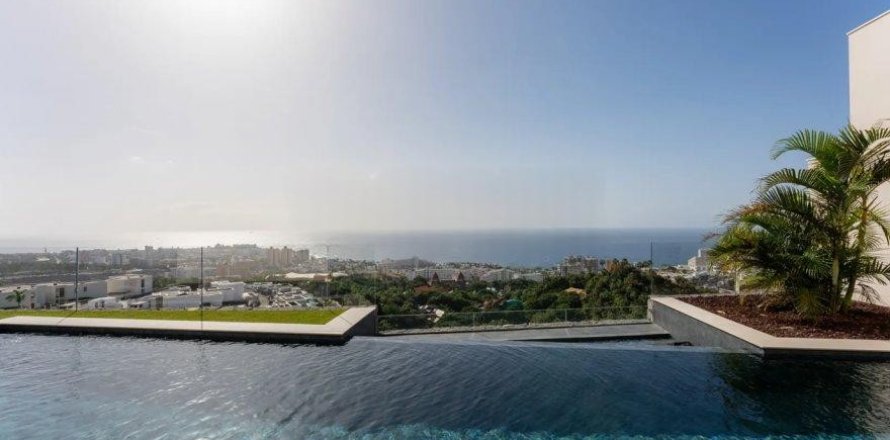 Villa in Tenerife, Spain 3 bedrooms, 609 sq.m. No. 194719
