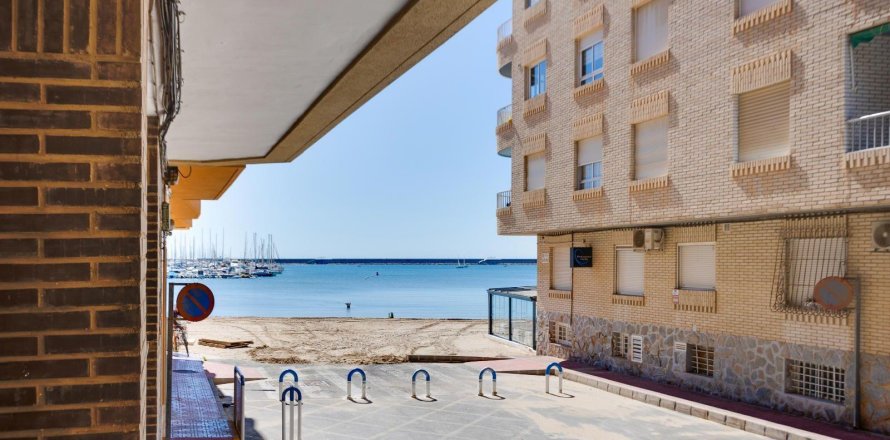 Apartamento en Torrevieja, Alicante, España 2 dormitorios, 115 m2 No. 189132
