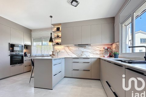 Kaupunkipientalo Sant Pere de Ribes, Barcelona, Espanja 5 makuuhuonetta, 230 m2 No. 153491