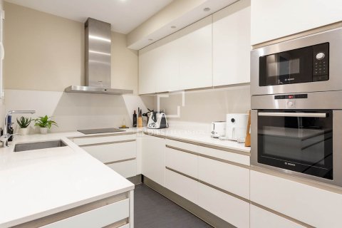 Apartment for sale in Barcelona, Spain 3 bedrooms, 150 sq.m. No. 192636 - photo 16