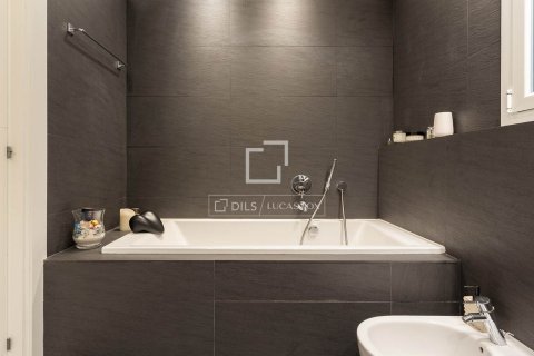 Apartment for sale in Barcelona, Spain 3 bedrooms, 150 sq.m. No. 192636 - photo 26