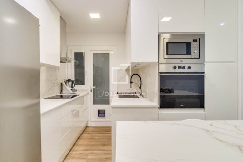 Apartment for sale in Barcelona, Spain 3 bedrooms, 96 sq.m. No. 192632 - photo 23