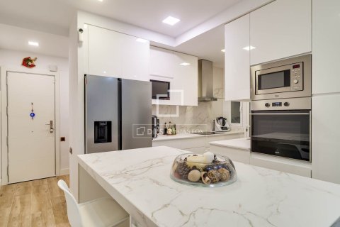 Apartment for sale in Barcelona, Spain 3 bedrooms, 96 sq.m. No. 192632 - photo 3