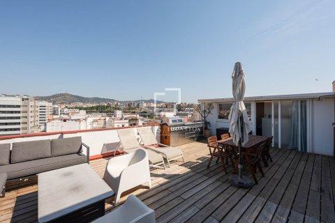 Penthouse for sale in Barcelona, Spain 1 bedroom, 62 sq.m. No. 192630 - photo 2