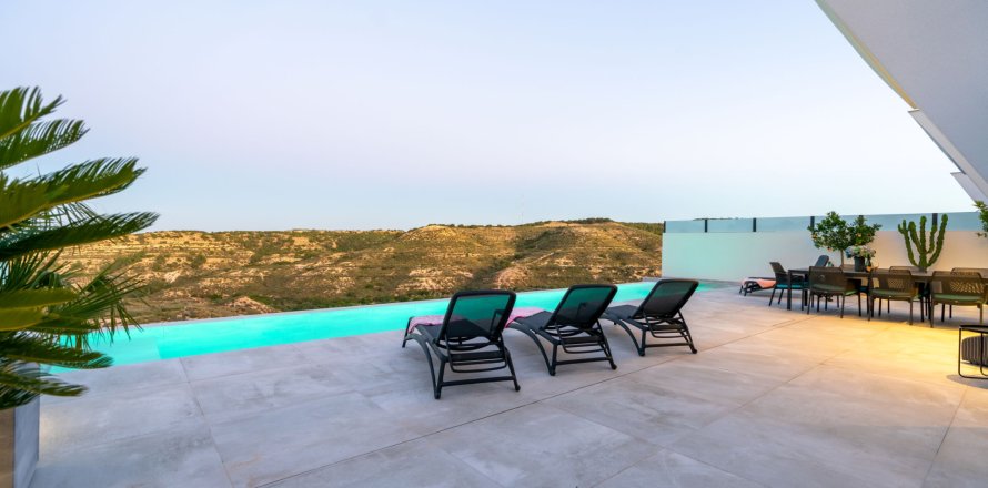 Villa a Rojales, Alicante, Spagna 3 camere da letto, 416 mq. N° 163606