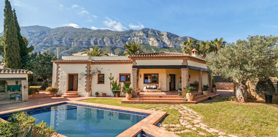 Villa in Denia, Alicante, Spain 3 bedrooms, 181 sq.m. No. 193604