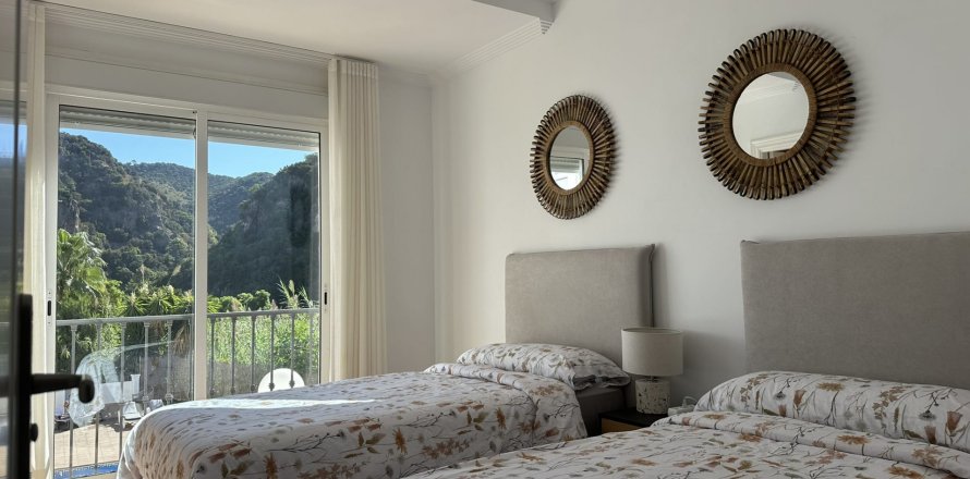 Townhouse in Benahavis, Malaga, Spain 3 bedrooms, 240 sq.m. No. 147345