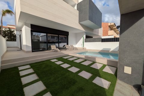 Bungalowi myytävänä Pilar de la Horadada, Alicante, Espanja, 3 makuuhuonetta,  No. 138882 - kuva 1