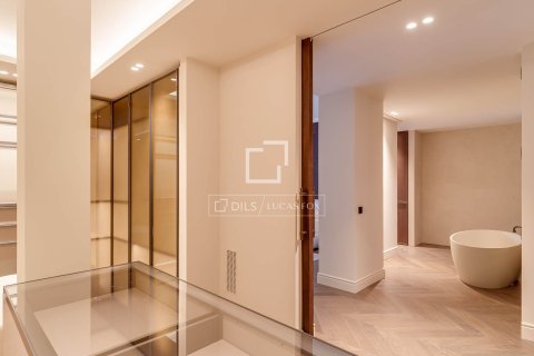 Apartment for sale in Barcelona, Spain 3 bedrooms, 211 sq.m. No. 167959 - photo 26