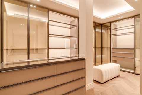 Apartment for sale in Barcelona, Spain 3 bedrooms, 211 sq.m. No. 167959 - photo 30