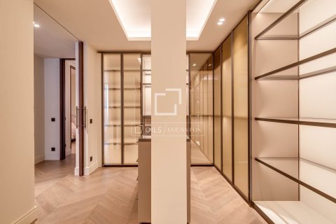 Apartment for sale in Barcelona, Spain 3 bedrooms, 211 sq.m. No. 167959 - photo 25