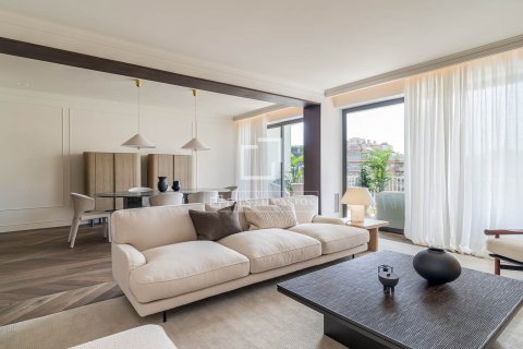 Apartment for sale in Barcelona, Spain 3 bedrooms, 211 sq.m. No. 167959 - photo 2