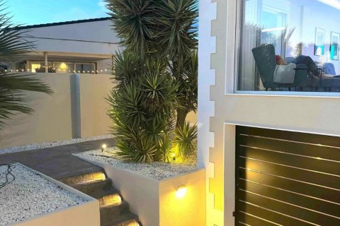 Villa for sale in L'Alfàs del Pi, Alicante, Spain 4 bedrooms, 350 sq.m. No. 149977 - photo 24