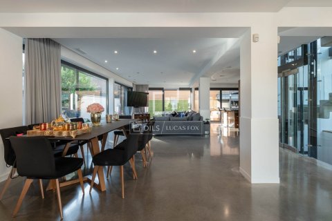 Huvila vuokrattavana Castelldefels, Barcelona, Espanja, 5 makuuhuonetta, 362 m2 No. 192871 - kuva 13