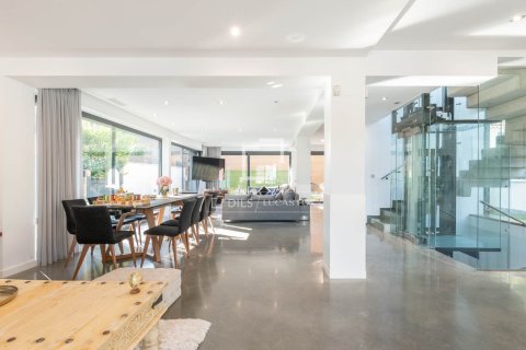 Huvila vuokrattavana Castelldefels, Barcelona, Espanja, 5 makuuhuonetta, 362 m2 No. 192871 - kuva 12