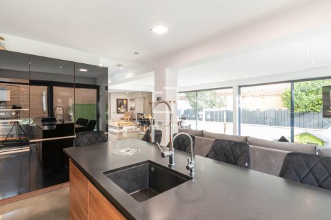 Huvila vuokrattavana Castelldefels, Barcelona, Espanja, 5 makuuhuonetta, 362 m2 No. 192871 - kuva 6