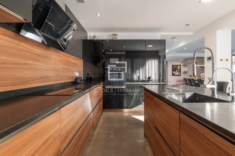 Huvila vuokrattavana Castelldefels, Barcelona, Espanja, 5 makuuhuonetta, 362 m2 No. 192871 - kuva 8