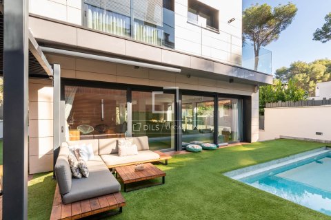 Huvila vuokrattavana Castelldefels, Barcelona, Espanja, 5 makuuhuonetta, 362 m2 No. 192871 - kuva 2