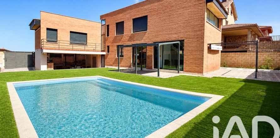 House in Chiloeches, Guadalajara, Spanien 4 Schlafzimmer, 243 m2 Nr. 196638