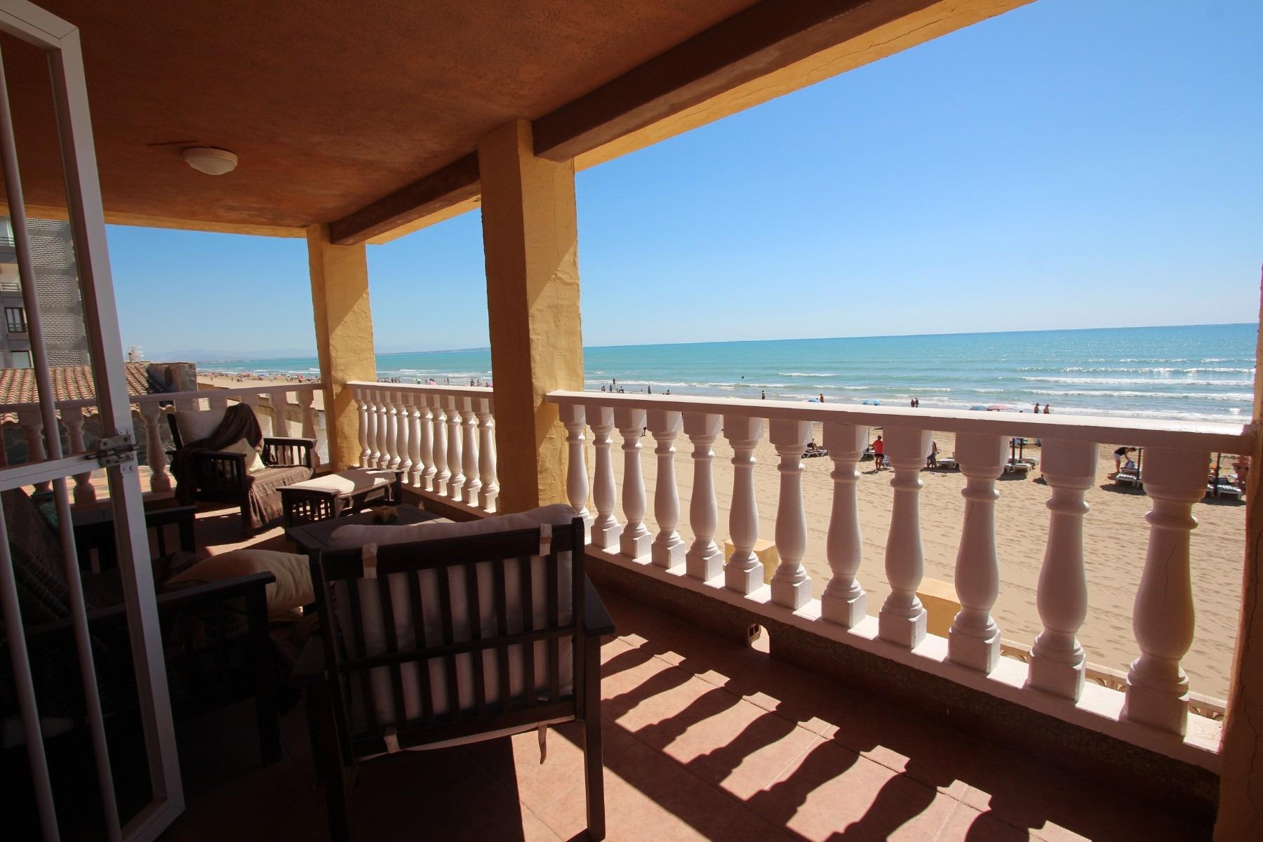 Villa in Guardamar del Segura, Alicante, Spain 7 bedrooms, 260 sq.m. No. 80213