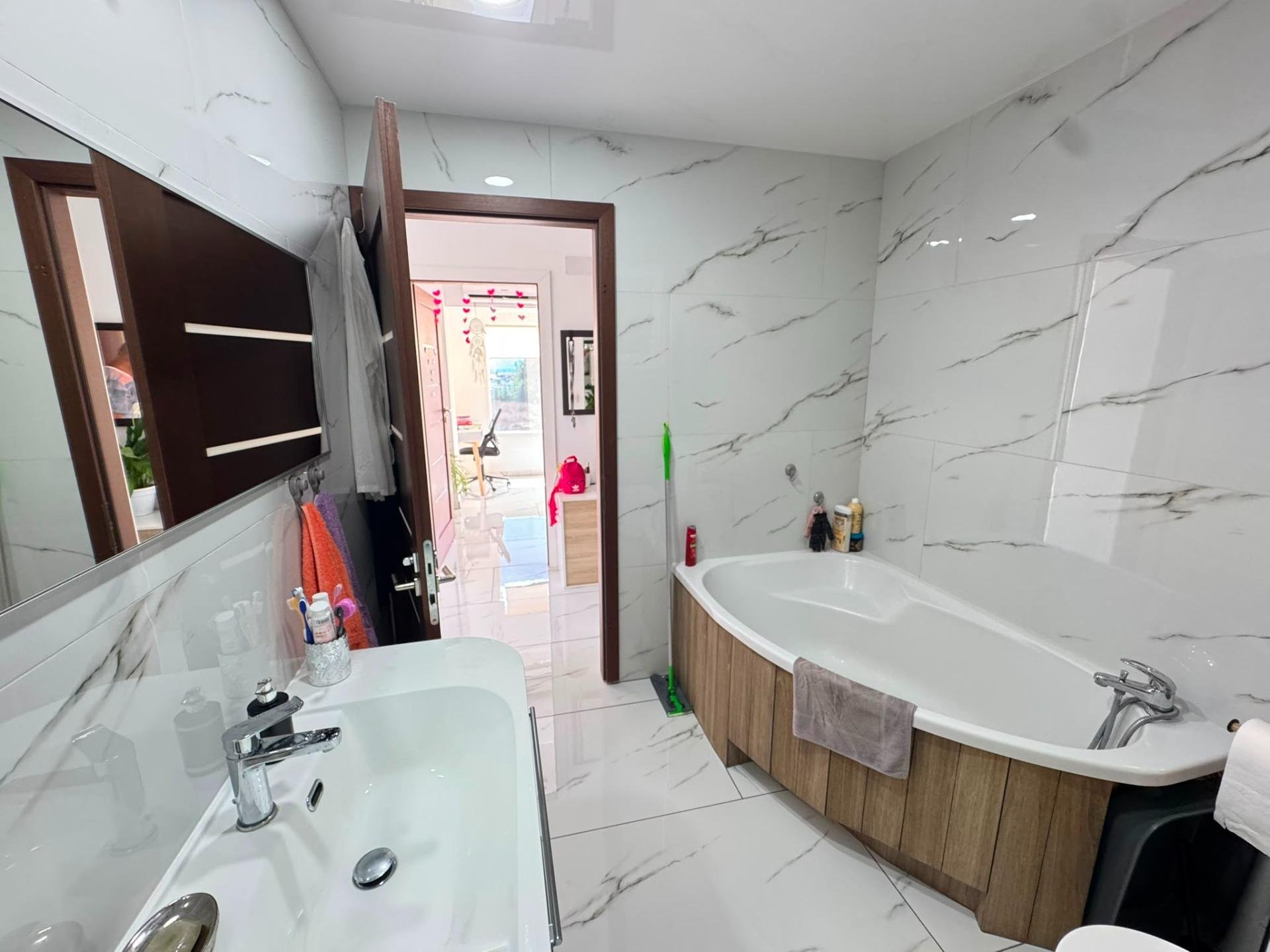 Apartment in Torrevieja, Alicante, Spain 2 bedrooms, 81 sq.m. No. 193141