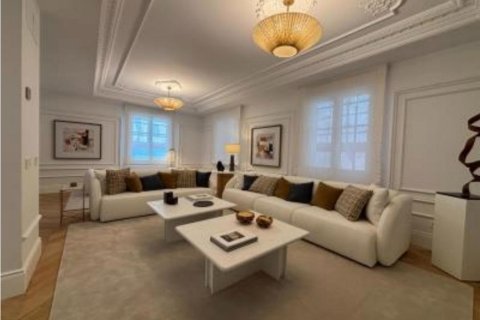 Apartment in Madrid, Spain 5 bedrooms, 316 sq.m. No. 181262