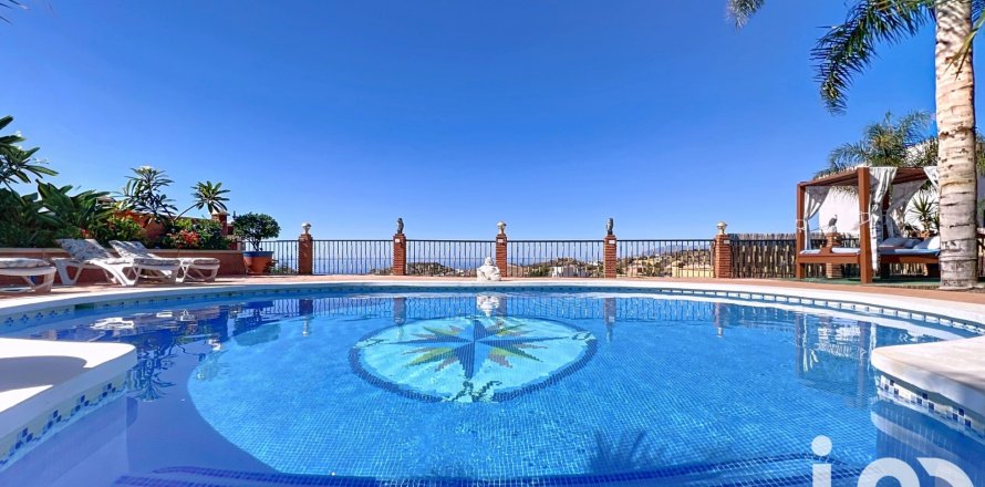 Дом в Ринкон-де-ла-Виктория, Малага, Испания 7 спален, 426м2 №153154