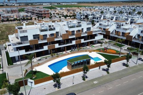Apartamento en venta en Pilar de la Horadada, Alicante, España 2 dormitorios, 75 m2 No. 189700 - foto 2