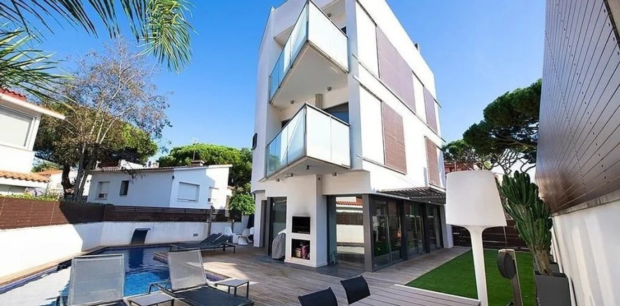 Дом в Кастельдефельс, Барселона, Испания 4 спальни,  №140857