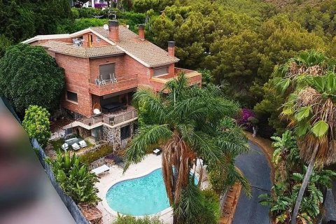 Сasa en venta en Castelldefels, Barcelona, España 5 dormitorios, No. 140858 - foto 1