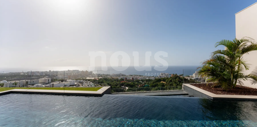Villa in Tenerife, Spain 3 bedrooms, 609 sq.m. No. 147480