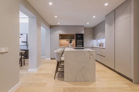 Apartment for sale in Barcelona, Spain 5 bedrooms, 224 sq.m. No. 168975 - photo 18
