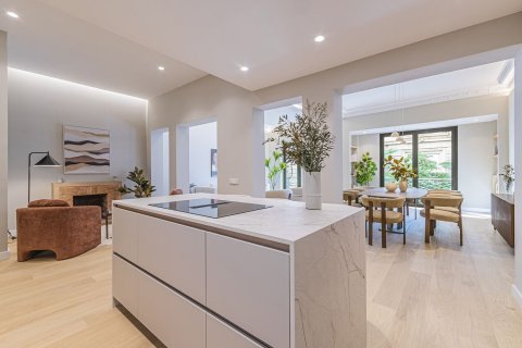Apartment for sale in Barcelona, Spain 5 bedrooms, 224 sq.m. No. 168975 - photo 21