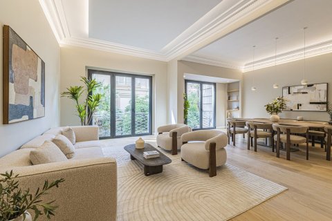 Apartment for sale in Barcelona, Spain 5 bedrooms, 224 sq.m. No. 168975 - photo 2