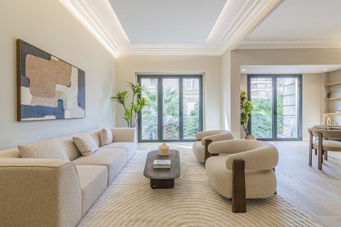 Apartment for sale in Barcelona, Spain 5 bedrooms, 224 sq.m. No. 168975 - photo 3