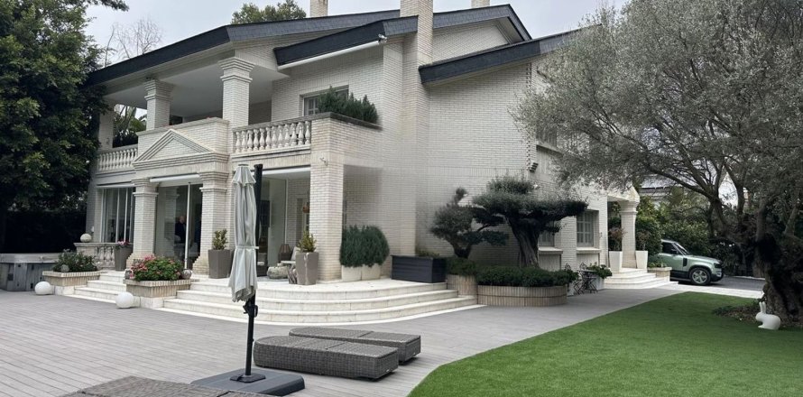 Māja Castelldefels, Barcelona, Spānijā 7 istabas, 642 m2 Nr. 168976