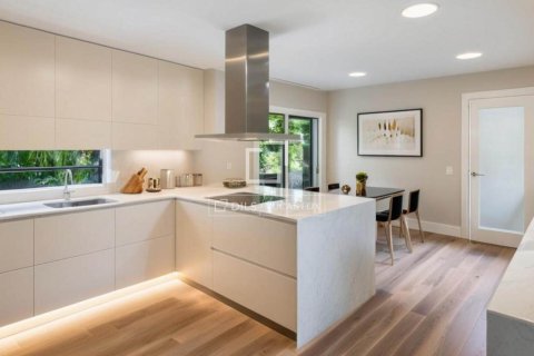 Villa for sale in Valldoreix, Barcelona, Spain 6 bedrooms, 688 sq.m. No. 150794 - photo 5